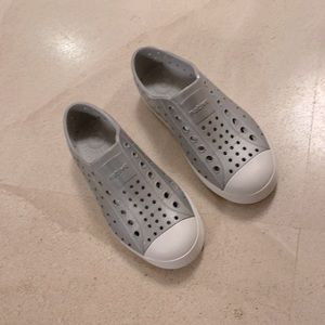 Native girls silver shiny sneakers C12